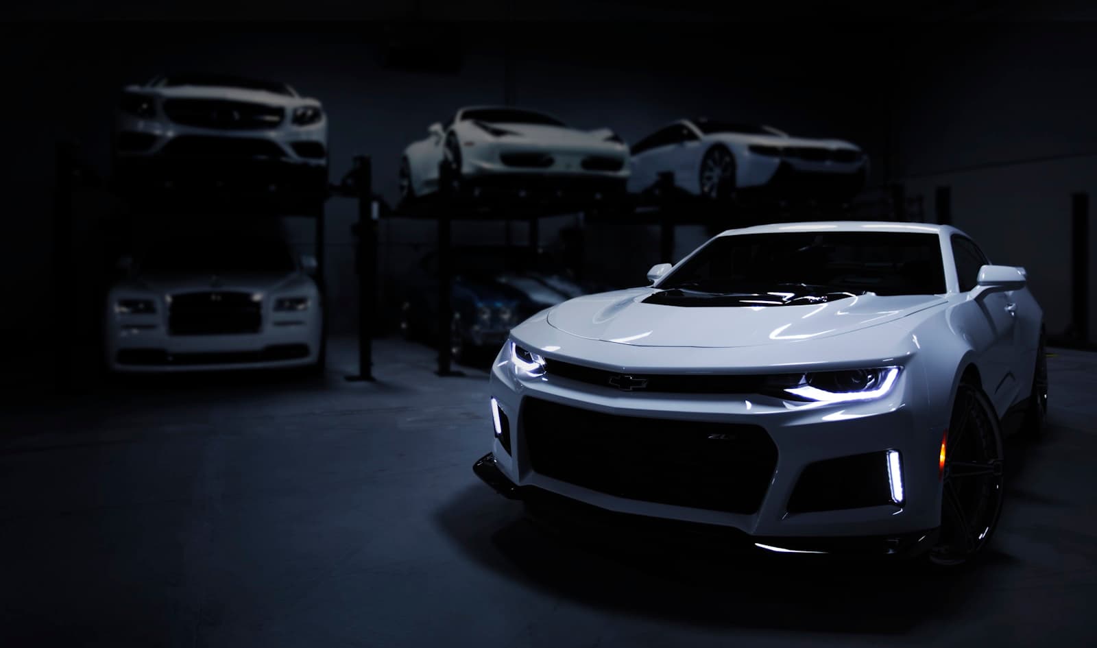Автомобиль на подъёмнике в сервисе AutoFix Pro